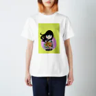 阿月紫音の花束を持つ少女 Regular Fit T-Shirt