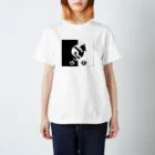 ゴータ・ワイの白黒猫ちゃん A Regular Fit T-Shirt