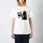 81artworksのGirl with a boombox Regular Fit T-Shirt