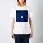 菜の花の夜空に浮かぶ一輪の花 スタンダードTシャツ