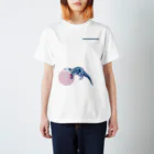 どうぶつのホネ、ときどきキョウリュウ。のコツメカワウソのホネ Regular Fit T-Shirt