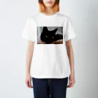 polepole-officeの黒猫ヴィヴィの日向ぼっこ スタンダードTシャツ