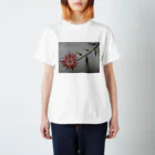 絵描きのまゆんのデザインの一輪の花 Regular Fit T-Shirt