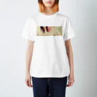 古春一生(Koharu Issey)の物云わぬ吻。 Regular Fit T-Shirt