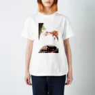 シッポ追いの猫写真店のサビ猫と紅葉 Regular Fit T-Shirt