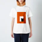 WAMI ARTの窓の外を見る猫オレンジ Regular Fit T-Shirt