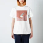 minachape STOREのカモメ、ピンクの空を飛ぶ Regular Fit T-Shirt