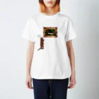 ぎんぺーのしっぽの絵画鑑賞するカワウソ Regular Fit T-Shirt