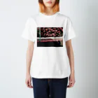 ヌンキの他人の家の花 Regular Fit T-Shirt