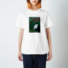 Tomoshibiの「赤い薔薇咲く庭の、優しい目をした白い猫」 Regular Fit T-Shirt