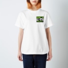 りおたのニュースの後ろに不審者が…！(黄緑) Regular Fit T-Shirt