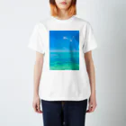 mizuphoto galleryの海と飛行機雲 Regular Fit T-Shirt