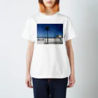 casa-blancaのカサブランカの海岸とヤシの木 Regular Fit T-Shirt