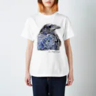 萩岩睦美のグッズショップのワタリガラス　淡色Ｔ　フロントプリント Regular Fit T-Shirt