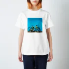 旅先pics📸の青い壁と黄色い自転車 スタンダードTシャツ