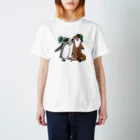 M&Bworksたかむらすずなのマゼランペンギンとカワウソのハイタッチ スタンダードTシャツ