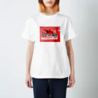 赤い目の少女の祈る者 Tシャツ Regular Fit T-Shirt