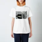 シッポ追いの猫写真店の水辺の帰り道 Regular Fit T-Shirt