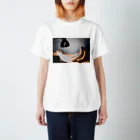 NORIのUnder one roof 「バナナのどくしょ」 Regular Fit T-Shirt