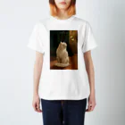 ゆーさんのアルトゥール・ヘイヤー　Weiße Katze Und Zwei Zitronenfalter Regular Fit T-Shirt