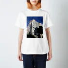 うやうやの藤沢駅の近くののビルの写真 Regular Fit T-Shirt