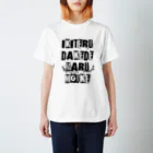 d-To,Design@589の言葉遊びシリーズ②『生きてるだけで丸儲け』 Regular Fit T-Shirt