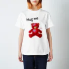 cocoartの雑貨屋さんの【Hug me】（赤くま） Regular Fit T-Shirt