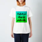 ラテン系和訳 Traducción de músicaのDisfruto un chingo mi pinche vida. スタンダードTシャツ