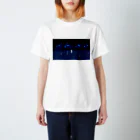 とばりのようふくの夜にたたずむ Regular Fit T-Shirt