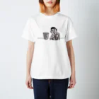 ホビヲの映画感想画のTシャツ屋さんの 大事なものをゴミ箱に捨てる男性 Regular Fit T-Shirt