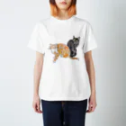 草地家のねこ（なや図書館併設）のもえくろ Regular Fit T-Shirt