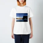 んま小屋 Zumiの夕暮れの馬 Regular Fit T-Shirt