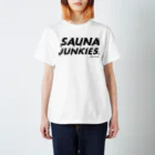 SAUNA JUNKIES | サウナジャンキーズのメルティー・ロゴ（黒プリント) Regular Fit T-Shirt