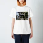 takaya_の縁切り神社 Regular Fit T-Shirt