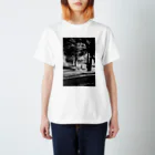 Larsen-Larsenの走り去る少女 Regular Fit T-Shirt