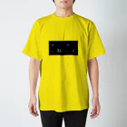 うたた寝ヒカルの＜、＞。 Regular Fit T-Shirt