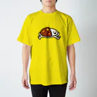 ジェリーゼリーショップ in SUZURIの走ってくるカレーライス（Ｔシャツ） Regular Fit T-Shirt