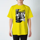 引田玲雄 / Reo Hikitaの烏賊乗りPOPモノクロデザイン背景 Regular Fit T-Shirt