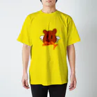 ミステリーキャラクターズのしゃけくわえて飛んでるくま Regular Fit T-Shirt