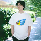 オオエンのNEVER GIVE UP! Regular Fit T-Shirt