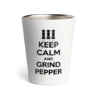 オノマトピアの平静を保ち、そしてコショウを挽こう（キープ・カーム・アンド・グラインド・ペッパー）KEEP CALM AND GRIND PEPPER・ペッパーミルパフォーマンス・文字黒 サーモタンブラー