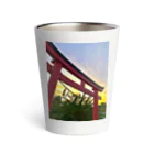 kayuuの夕陽に映える紅色の鳥居 Thermo Tumbler