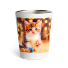 猫好きの谷の猫の水彩画/キジシロねこのイラスト/おもちゃで遊ぶキジ白ネコ サーモタンブラー