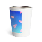 Lily bird（リリーバード）の花びらの舞う青空 Thermo Tumbler