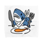 サメ わりとおもいのエビフライを食べようとするサメ タオルハンカチ