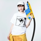 “すずめのおみせ” SUZURI店の米くうか？-ver.1- Washed T-Shirt :model wear (front)