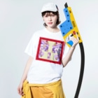七味田飯店(SUZURI支店)のきょんしーちゃん Washed T-Shirt :model wear (front)