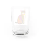 gatto solitario(物寂しげな猫)の真っ白い背景にポツンと佇む虹色の猫 Water Glass :back