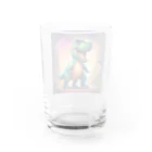 春乃遊羽アイディアイラストショップの可愛いティラノサウルス Water Glass :back