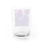 shell_hutの顔を覆い、化学物質の汚染から身を守るためにマスクをつけている人々 Water Glass :back